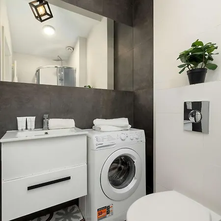Apartment Cosy Studio With Air Conditioning Krakow Mazowiecka 11 By Heyrent Krakau